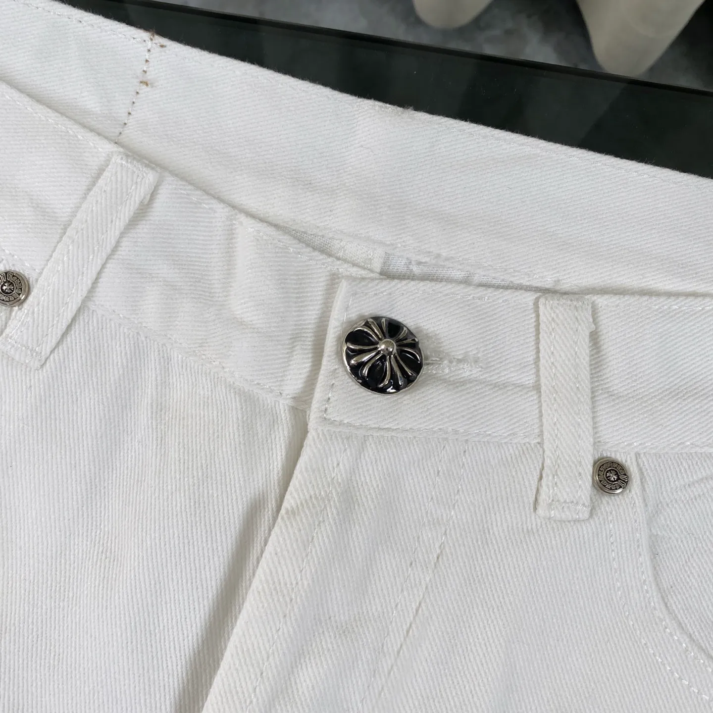 P240 chrome hearts new leopard print cross patch leather white jeans vi Top heavy industry fashionable design] Consistent high street luxury style creation. Speaking of this style, the Zangyin family and GU family are definitely the leading representative brands. Especially the Zangyin family has really achieved a state-of-the-art effect in creating high street style. The unique washed material is used to create this style. The color system is quite eye-catching. After it is decorated with patchwork cross flowers, it cleverly highlights the charm of the brand. Secondly, this style uses classic The classic high-waist cutting design highlights the long legs and fashionable temperament of the upper body. The brand is highly recognizable and the slim fit configuration is more suitable for daily wear. It is a product that interprets personality, fashion, and specifications at a glance. This single product is enough to make any fan excited. It can be a white T-shirt for youthful preppy style, or a tight suspender for lady style. It has strong matching ability and can be easily controlled by men.  [Materials and craftsmanship] Needless to say, this point goes without saying. As an excellent craftsman brand, Zangyin’s requirements for details and craftsmanship are really perfect. The washed color of this model has gone through so many processes, not to mention the embellishment of denim appliques. It is also purely hand-made and sewn. Just like what they believe in, only hand-made things have soul and have the meaning of wear. A top-notch heavy-duty fashionable denim item, I look forward to your perfect interpretation! !  Size:28-36